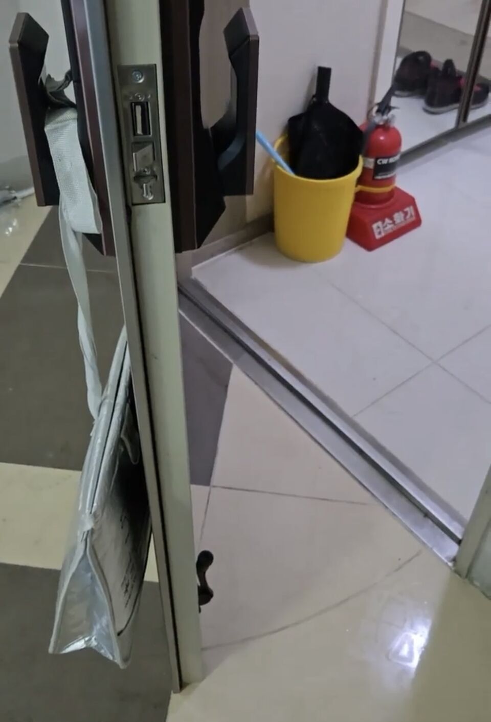 광교아파트현관문수리 시공 전