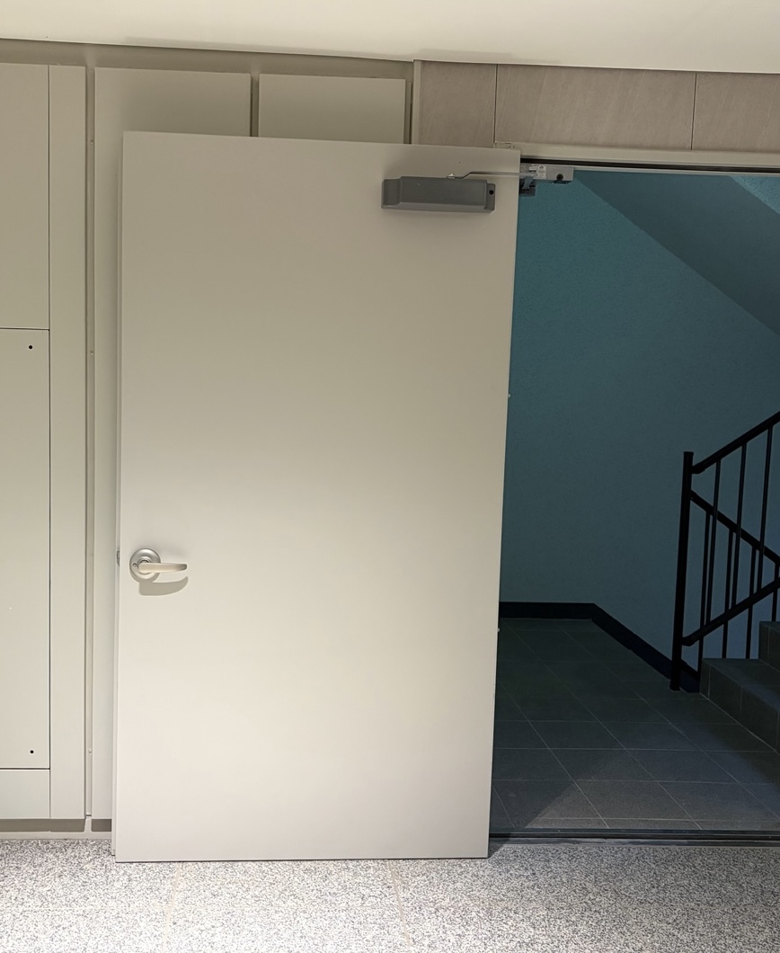 강남아파트현관문수리 도어클로저 교체 완료 후 정상 작동